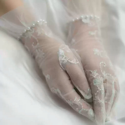 Light Grey Bridal Lace Wedding Gloves – Pearl-Embellished Floral Gloves
